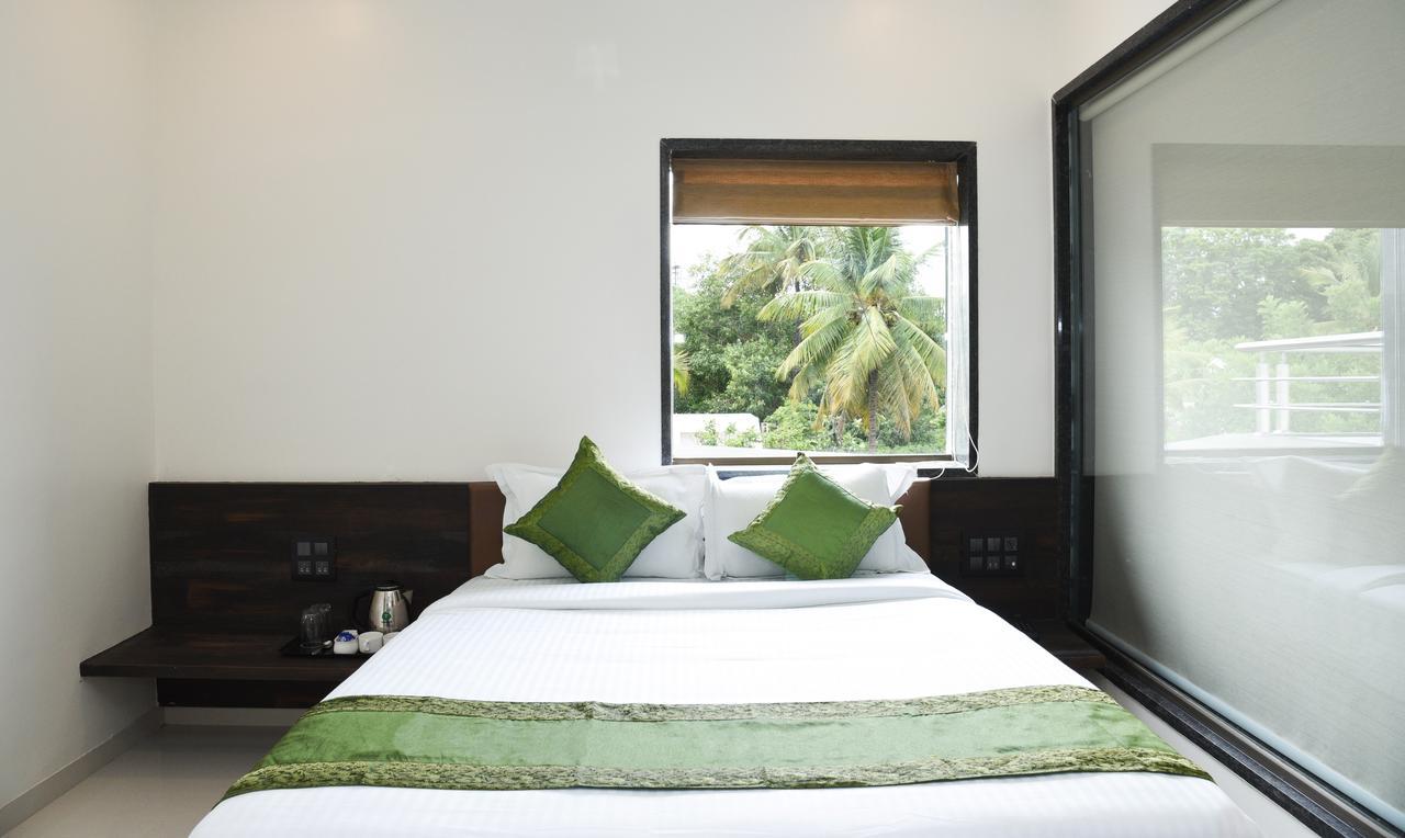 Treebo Malhaar Regency Hotel Chinchvad Exterior photo
