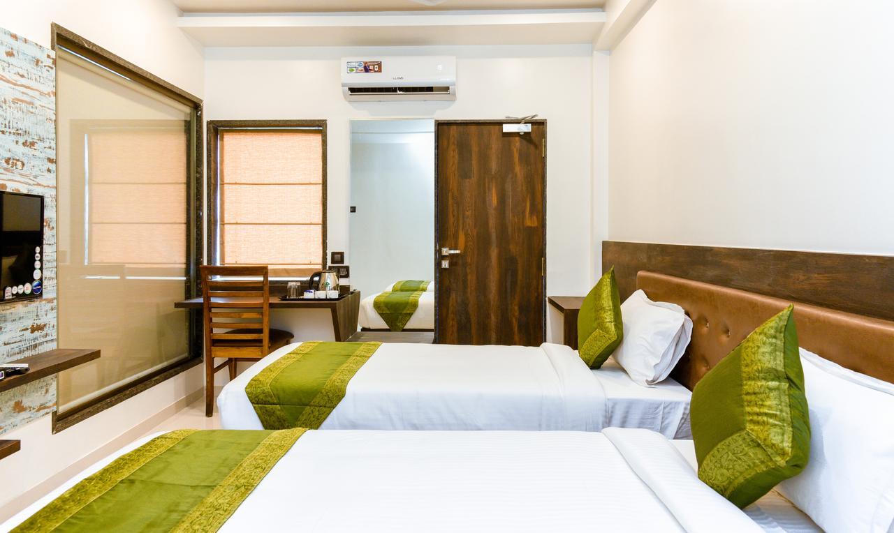 Treebo Malhaar Regency Hotel Chinchvad Exterior photo